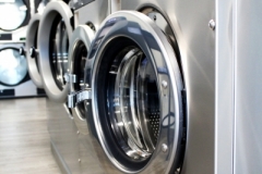 Machines à grande capacité pour un lavage efficace. Toutes nos machine sont Maytag en acier inoxyclable.